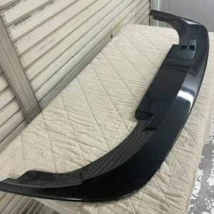 Une lèvre de pare-chocs avant