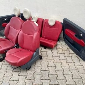 un ensemble de sièges et de panneaux de porte intérieurs en cuir rouge Fiat 500c