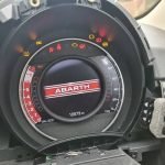 tableau de bord numérique (cluster d'instruments TFT) pour une Fiat 500 Abarth